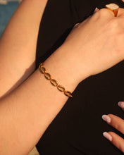 Load image into Gallery viewer, VINX x GLOWYBYCHLOE Shell Bracelet
