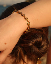 Load image into Gallery viewer, VINX x GLOWYBYCHLOE Shell Bracelet
