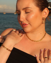 Load image into Gallery viewer, VINX x GLOWYBYCHLOE Shell Necklace
