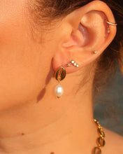 Load image into Gallery viewer, VINX x GLOWYBYCHLOE Shell Pearl Earrings
